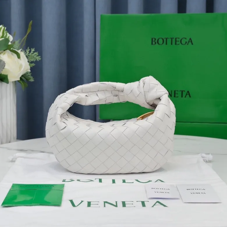 Batch 1120 BV Bottega Veneta's new early spring women's MINI JODIE handbag BV bag 🔥The new method is based on the original rounded corners, knotted with classic woven leather round hobo bag, The most iconic triangular pull-out design, using sheepskin draped soft shape, is super suitable for concave shapes~ Jodie feels really gentle to people, and is definitely the best item for daily matching. It has the same weave, new elements and twists, is compact and versatile, and is the new favorite of street style Internet celebrities! Dimensions: 23x28x8 Model: 6699-1